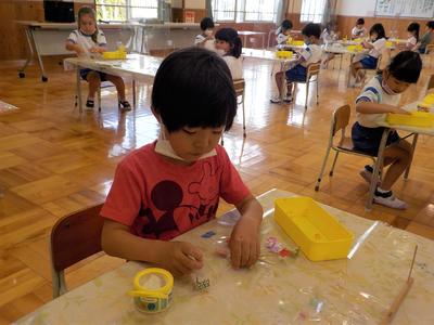 和紙を風車の土台に貼り付けます。